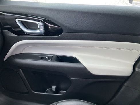 Certified 2025 Jeep Compass Limited image 19