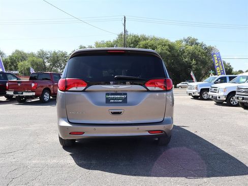 Used 2017 Chrysler Pacifica LX FWD image 5