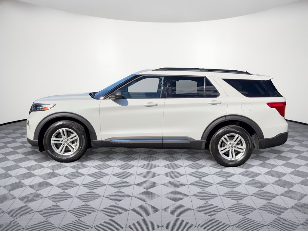 Used 2024 Ford Explorer XLT w/ Equipment Group 202A RWD image 2