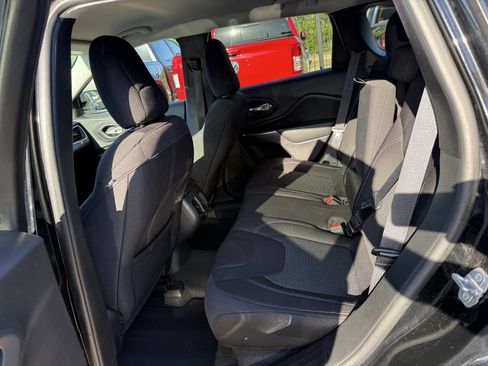 Used 2019 Jeep Cherokee Latitude w/ Popular Appearance Group FWD image 13
