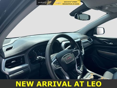 Used 2023 GMC Acadia SLE w/ Driver Convenience Package image 9