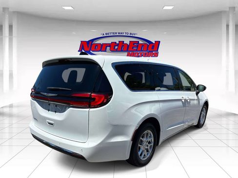 Used 2023 Chrysler Pacifica Touring-L FWD image 3