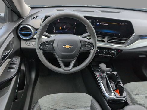 Used 2025 Chevrolet Trax LT FWD image 30