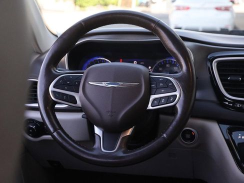 Used 2019 Chrysler Pacifica Touring-L w/ Advanced Safetytec Group FWD image 25