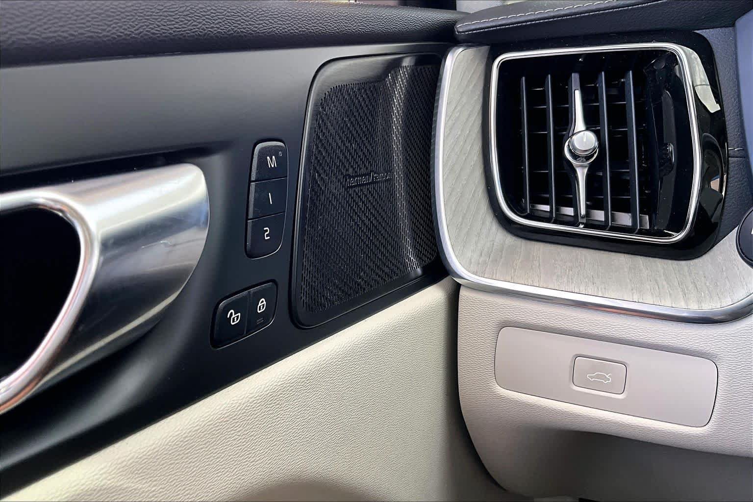 Used 2023 Volvo XC60 B5 Ultimate w/ Climate Package AWD/4WD image 34