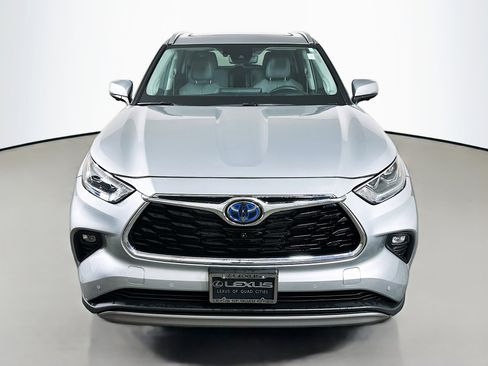 Used 2024 Toyota Highlander Platinum image 2