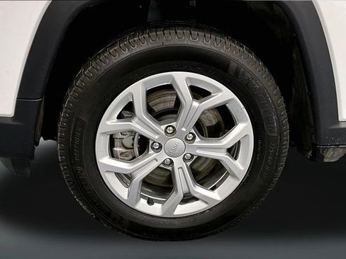 Used 2024 Jeep Compass Latitude image 30