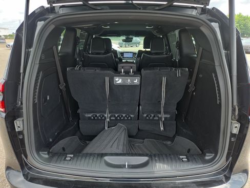 Used 2021 Chrysler Pacifica Limited w/ Uconnect Theater Family Group FWD image 10