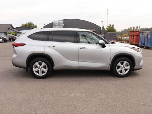 Used 2021 Toyota Highlander LE AWD/4WD image 4