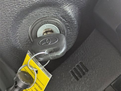 Used 2017 Toyota Tacoma SR image 31