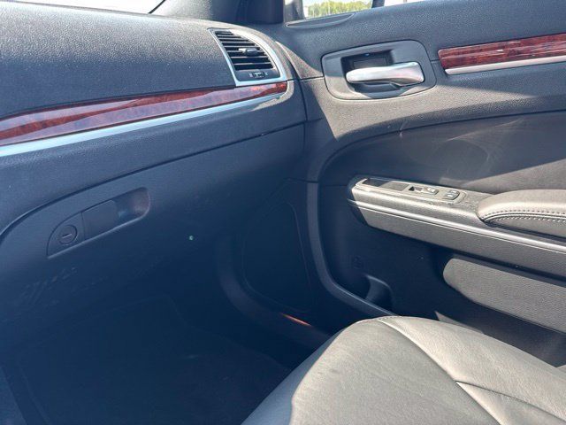 Used 2014 Chrysler 300 RWD image 38