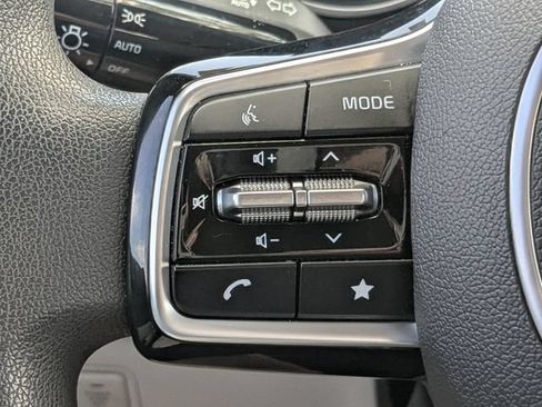 Certified 2023 Kia Carnival LX FWD image 20