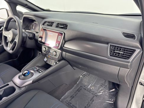 Used 2025 Nissan Leaf S image 13