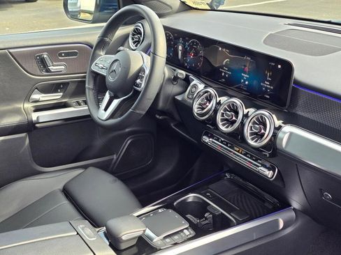 Used 2023 Mercedes-Benz GLB 250 4MATIC w/ Premium Package image 29