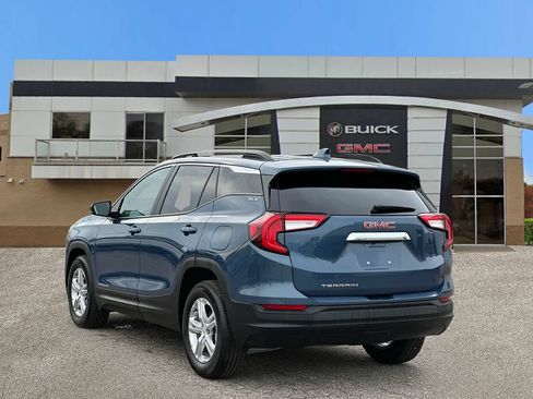 Used 2024 GMC Terrain SLE w/ Driver Convenience Package FWD image 4