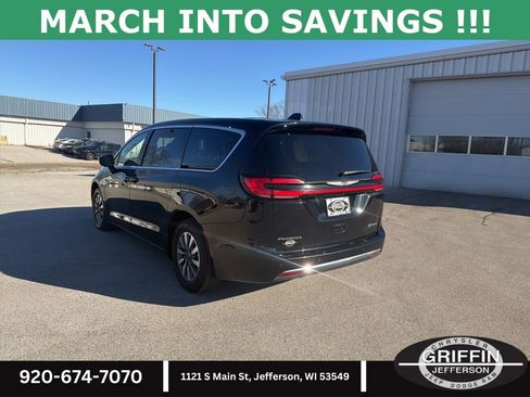 Used 2024 Chrysler Pacifica Select image 12