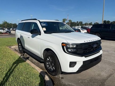 Used 2025 Ford Expedition Active RWD image 3