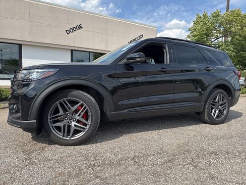 Used 2025 Ford Explorer ST AWD/4WD image 2