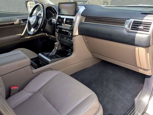 Used 2023 Lexus GX 460 Premium w/ Accessory Package AWD/4WD image 28