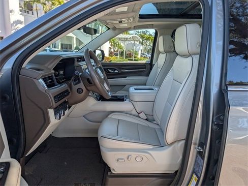 Used 2022 GMC Yukon Denali w/ Denali Premium Package image 9