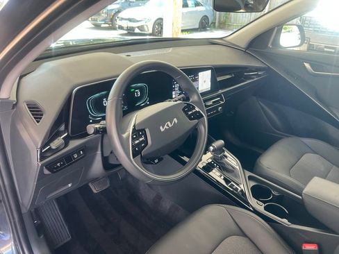 Certified 2024 Kia Niro EX FWD image 6