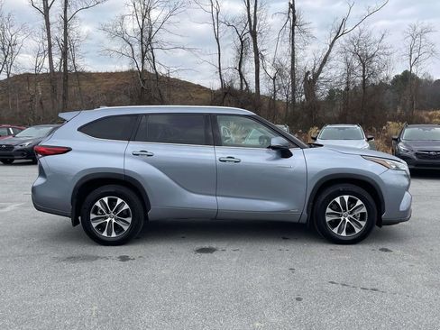 Used 2020 Toyota Highlander XLE image 29