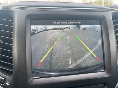 Used 2020 Jeep Cherokee Trailhawk w/ Cold Weather Group AWD/4WD image 6