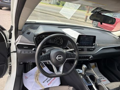 Used 2025 Nissan Altima 2.5 SV FWD image 14