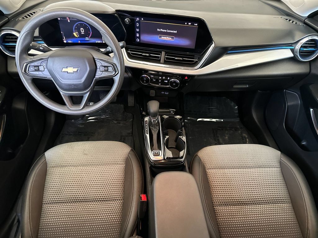 Used 2025 Chevrolet Trax LT FWD image 12