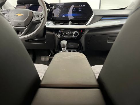 Used 2025 Chevrolet Trax LT FWD image 42