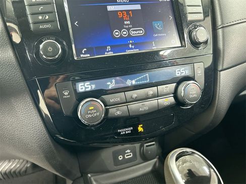 Used 2020 Nissan Rogue SV image 16