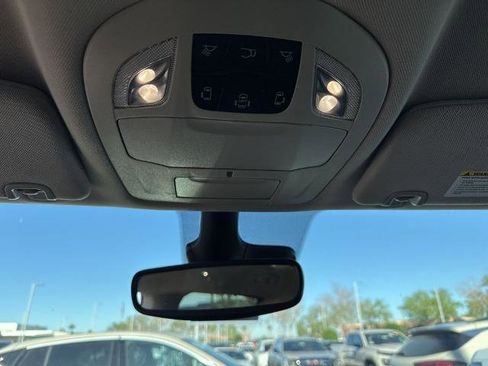 Used 2024 Chrysler Pacifica Touring-L image 9