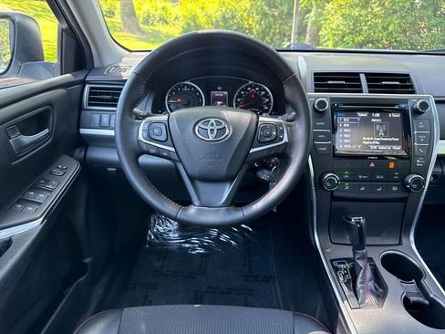 Used 2016 Toyota Camry SE w/ Moonroof Package FWD image 14