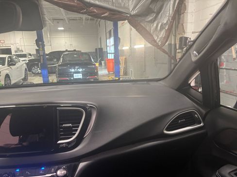 Used 2025 Chrysler Pacifica Select image 36