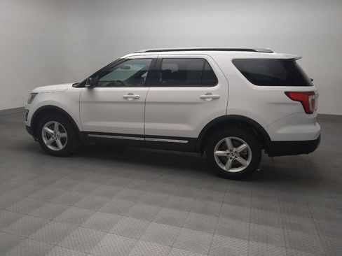 Used 2017 Ford Explorer XLT image 3