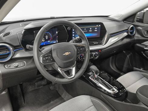 Used 2025 Chevrolet Trax LT w/ Driver Confidence Package image 14