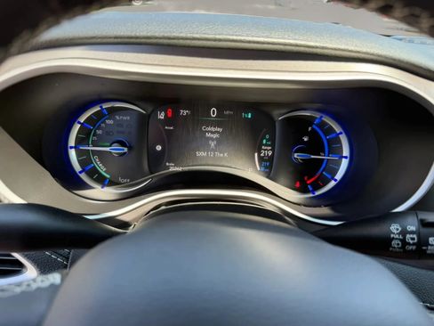 Used 2023 Chrysler Pacifica Touring-L w/ Uconnect Theater Family Group FWD image 21