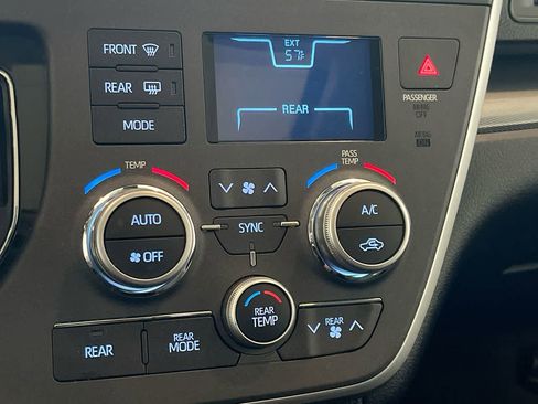 Used 2020 Toyota Sienna SE w/ SE Preferred Package image 19