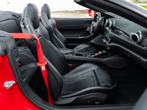 Used 2019 Ferrari Portofino image 19