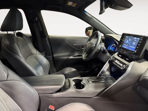 Used 2021 Toyota Venza XLE image 16