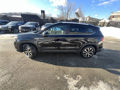 Used 2022 Volkswagen Taos SE image 3