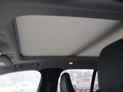 Used 2025 Volvo XC40 B5 Core image 18