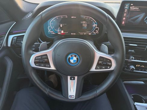Used 2022 BMW 530e w/ M Sport Package image 18