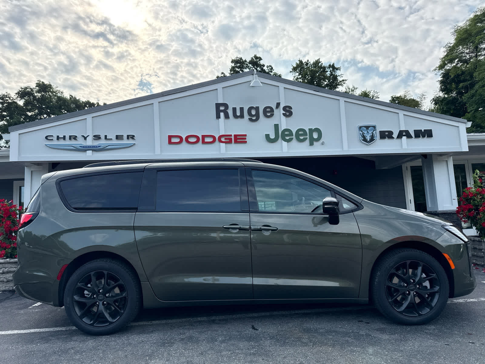 New 2027 Chrysler Pacifica Limited AWD/4WD image 2