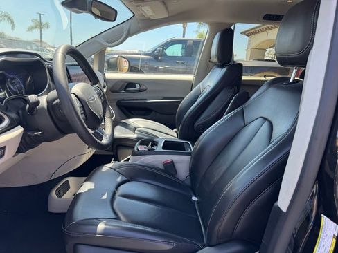 Certified 2023 Chrysler Pacifica Touring-L image 10