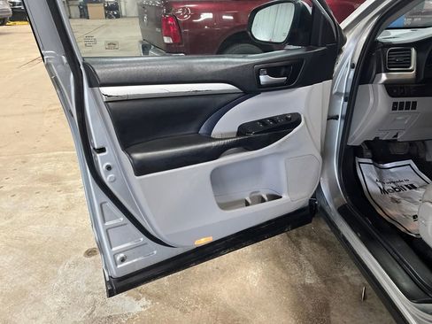 Used 2019 Toyota Highlander XLE image 11