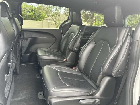 Used 2024 Chrysler Pacifica Limited FWD image 17