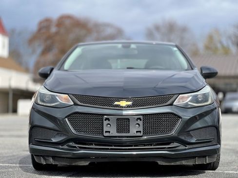Used 2018 Chevrolet Cruze LT w/ Convenience Package image 2