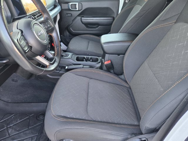 Used 2025 Jeep Gladiator Mojave w/ Convenience Group AWD/4WD image 18