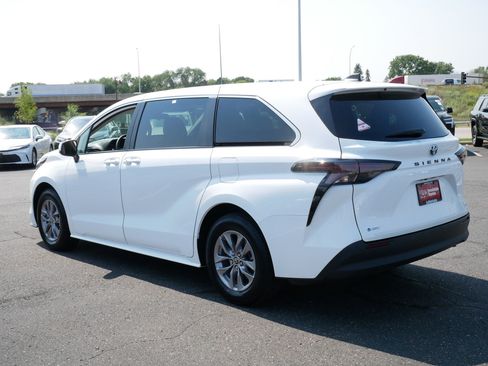 Certified 2025 Toyota Sienna LE FWD image 3